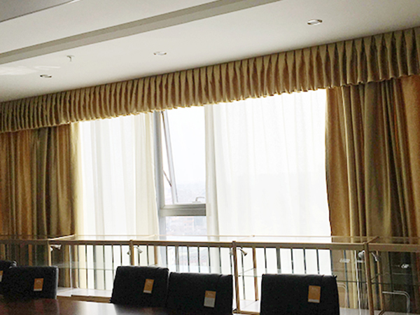 要提高办公窗帘档次也离不开面料的选择