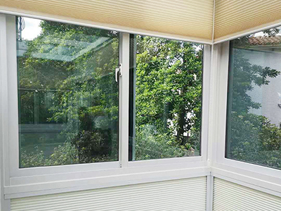 哪种材质的办公窗帘更易清洁？